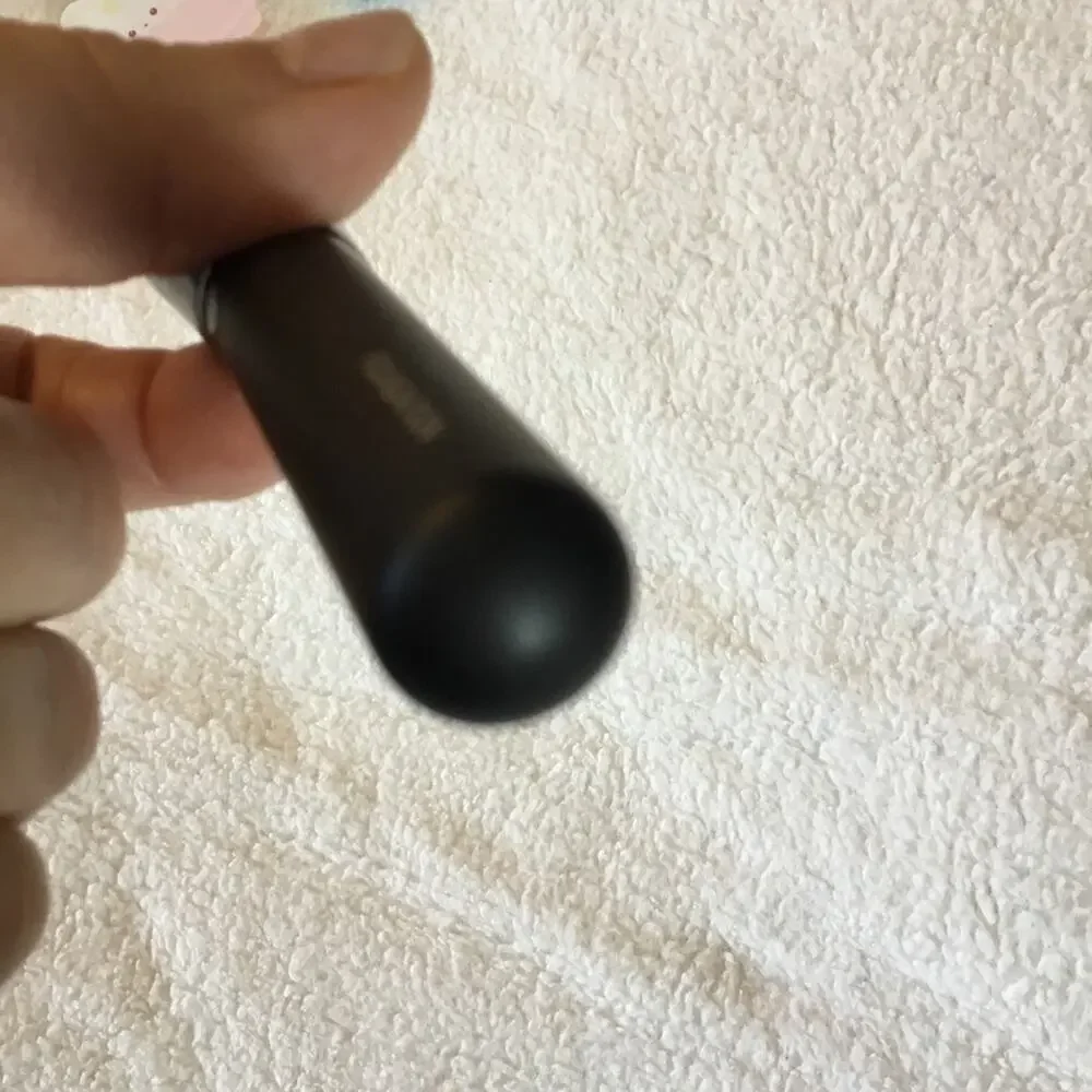 Le Métier de Beauté Flat Angled Foundation Brush